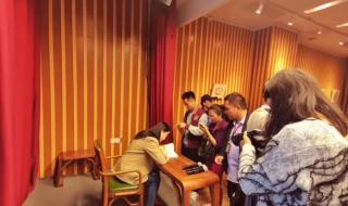 鸵鸟真的会把头藏进沙里吗 鸵鸟真的会把头藏进沙里吗